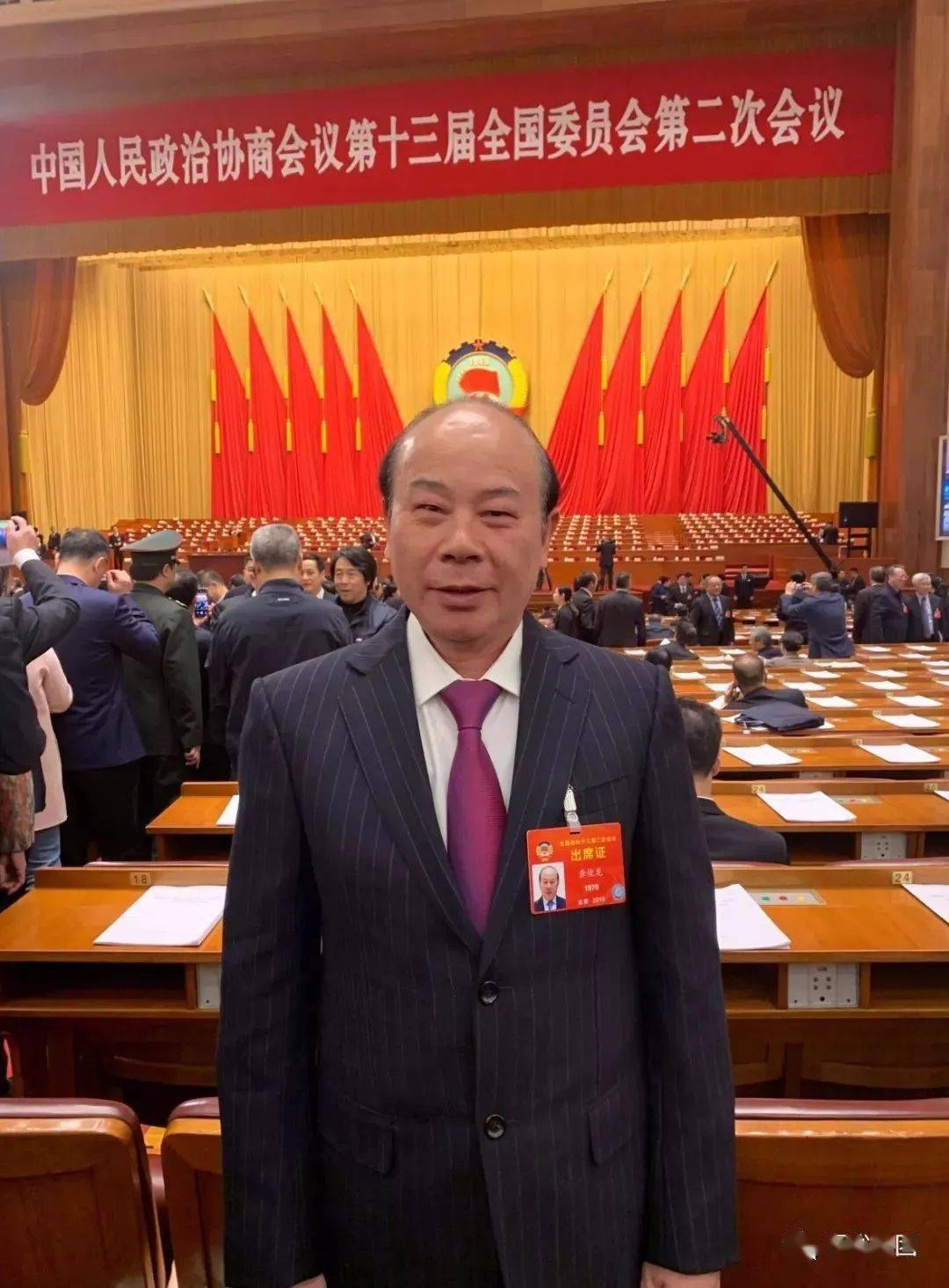 这位广东汕尾人低调做公益,给一个镇先后捐赠10多亿元,向社会捐资累计