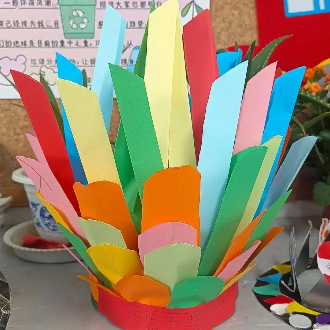 活动前夕,孩子们在爸爸妈妈的帮助下,利用各种废旧物品制作了各式各样