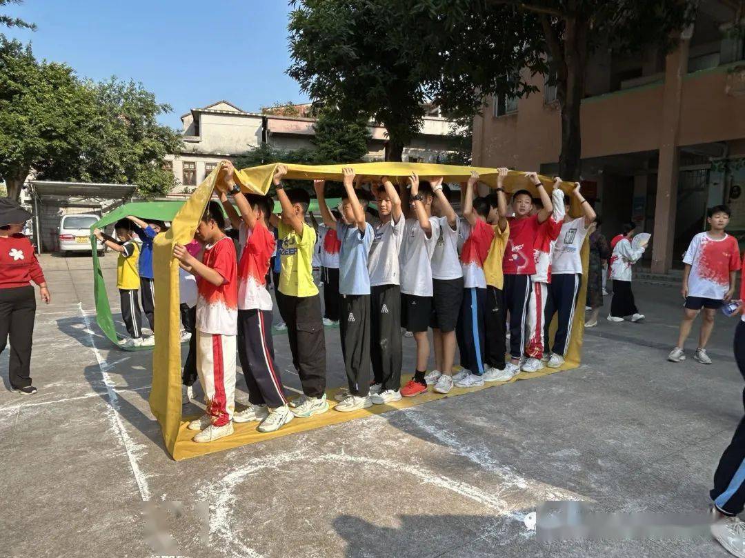 初一團康風采為了增強班級凝聚力,培養學生積極向上的