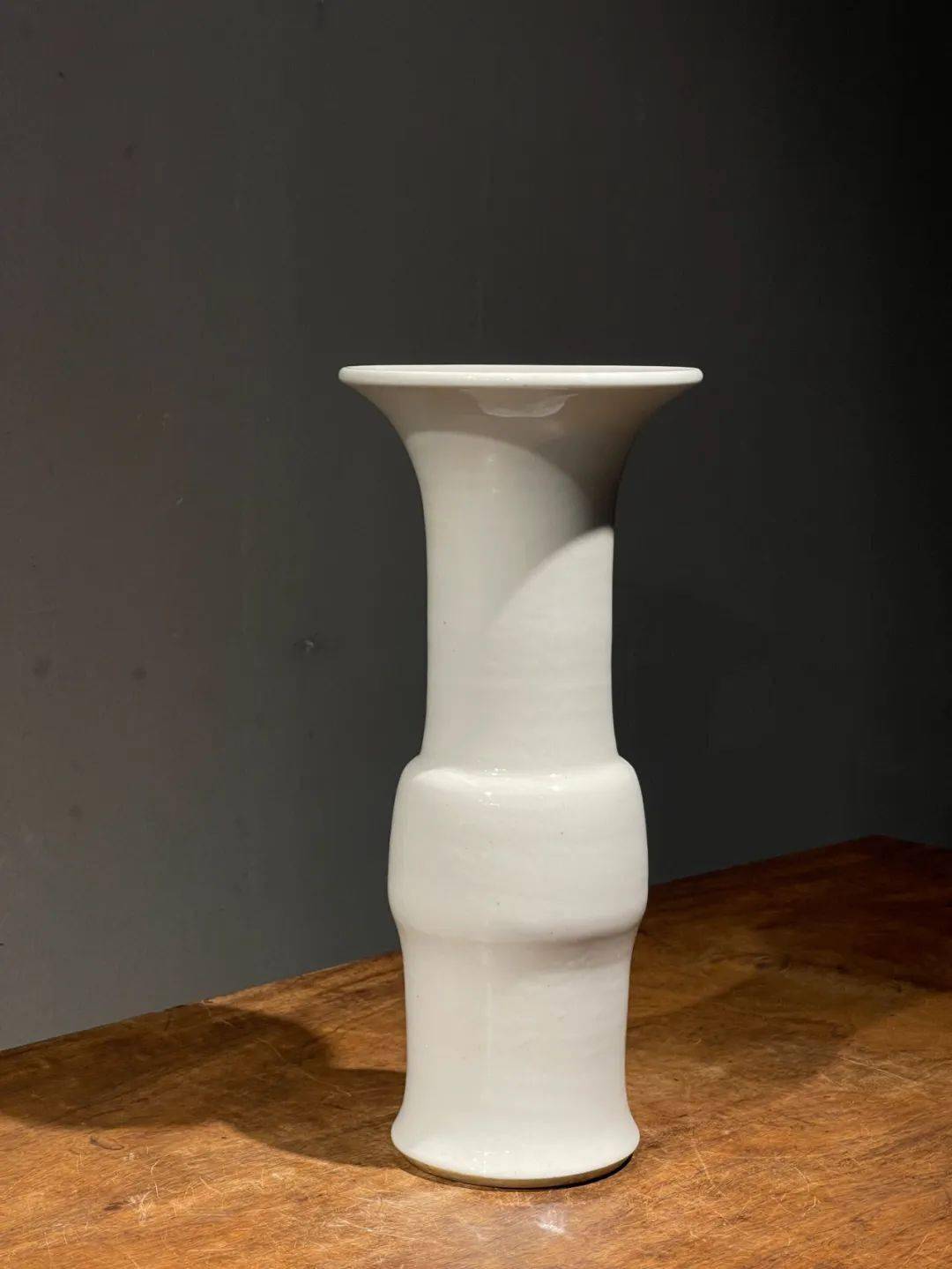 用之美—世界瓷都景德镇 ▎素三彩大碗与甜白釉花觚_瓷器_陶瓷_青花