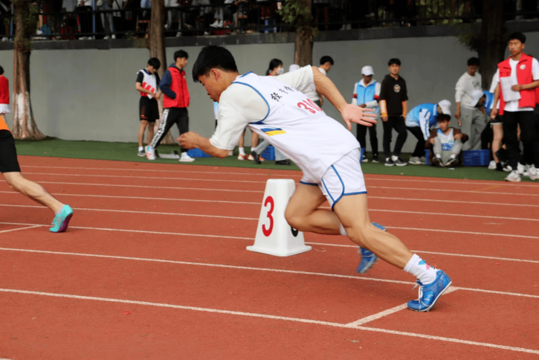 正是這份熱愛,讓他今年和隊友一齊斬獲男子4×400接力賽第5名的好成績