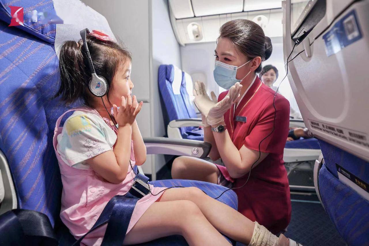 据了解,今年的暑运和节假日,乘坐航班的儿童旅客数量明显增加,仅今年7