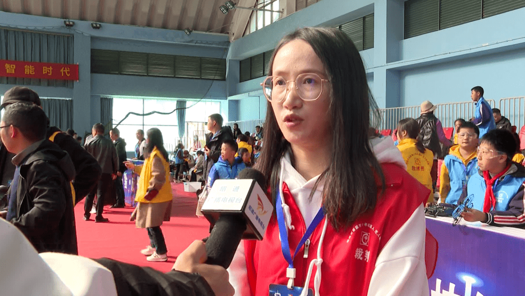 昭通市实验中学信息技术教师 裁判员 覃晓艺这一次市科协组织的机器人