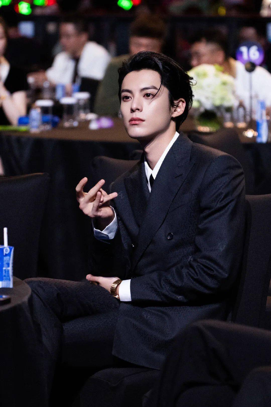 宋茜隐婚?陈飞宇进组?杨超越扑街后续?蒋依依辞演?_活动_绯闻_角色