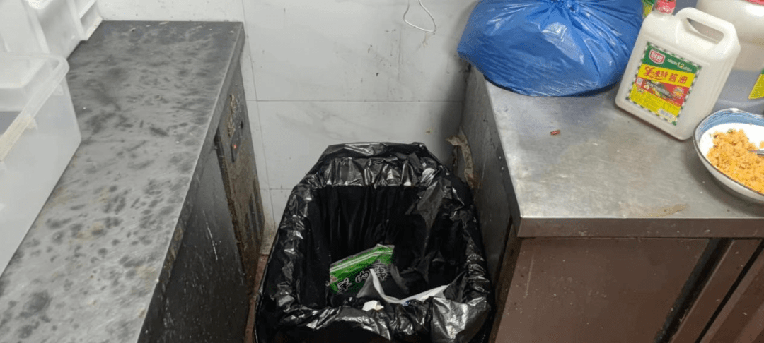 2,后厨垃圾桶未加盖3,厨房操作间地面部分排水沟栅板缺失03慈溪市浒山