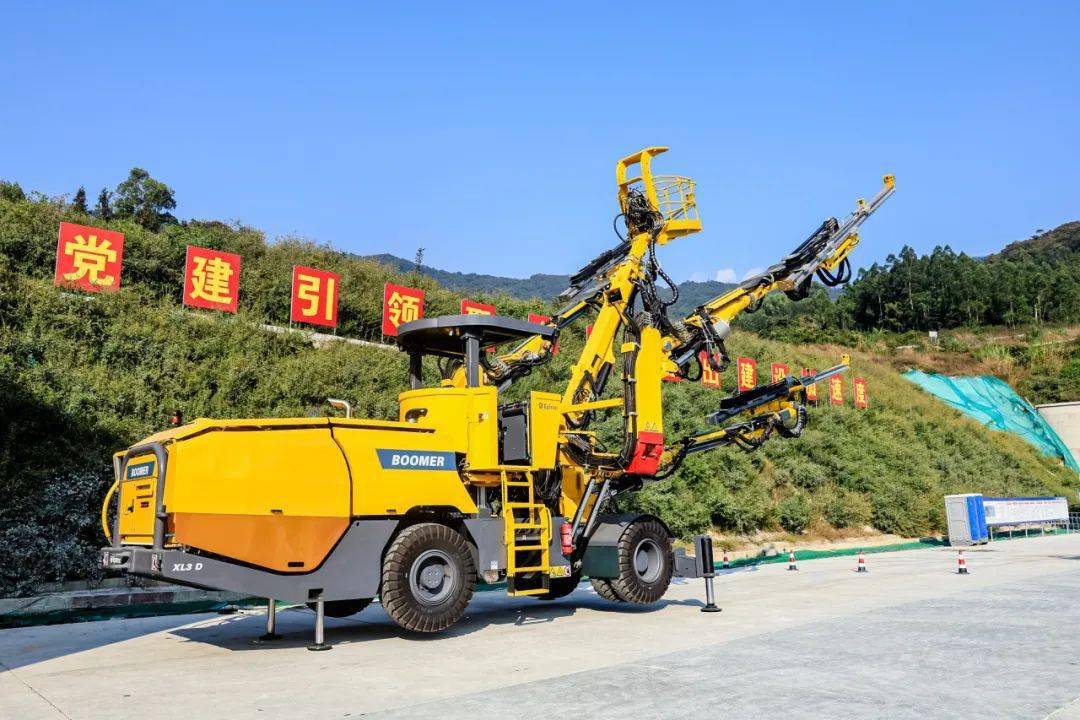 二衬自动化往复式喷淋养护在仙灵旗隧道现场,项目技术人员详细介绍了