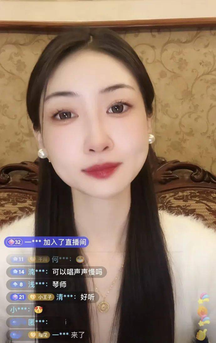 在刘书含的努力下越来越多的年轻人开始在直播间感受戏曲的独特魅力在
