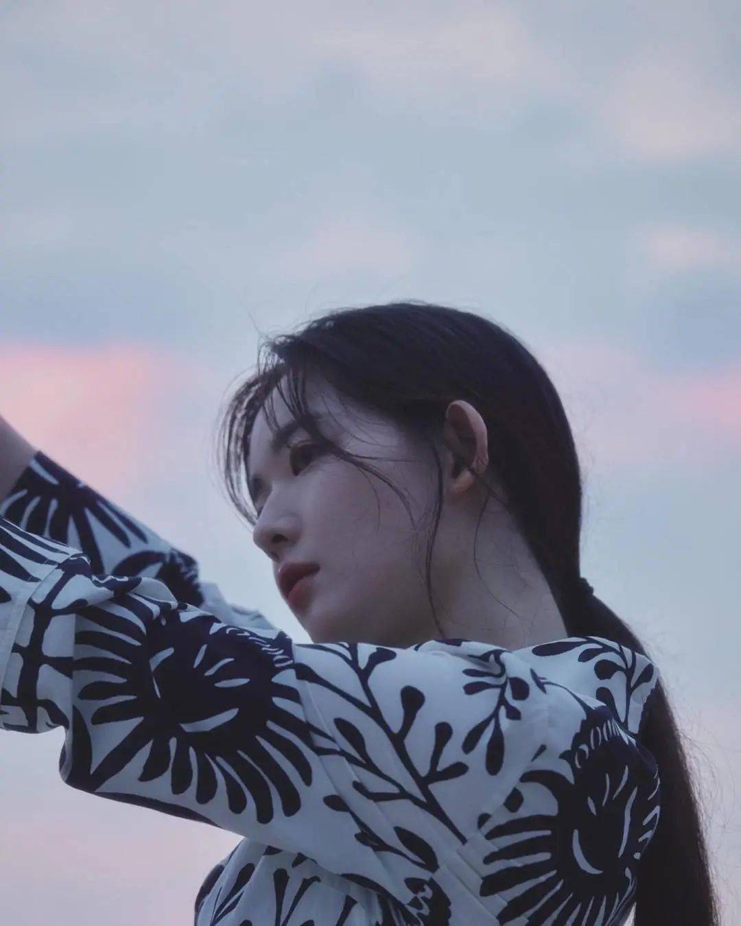 阭池小姐姐的出图早就是网感头像的参照俯拍突出的"女友感"超有生活化