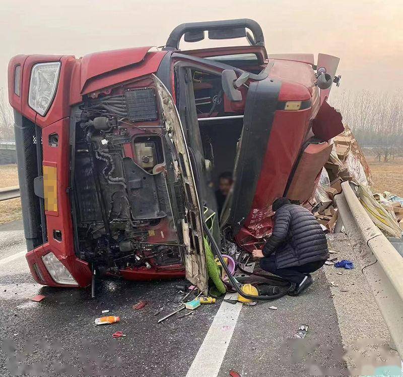 货车高速上翻车!三位邳州"好汉"挺身而出!_王磊_翟金梅_孟令委