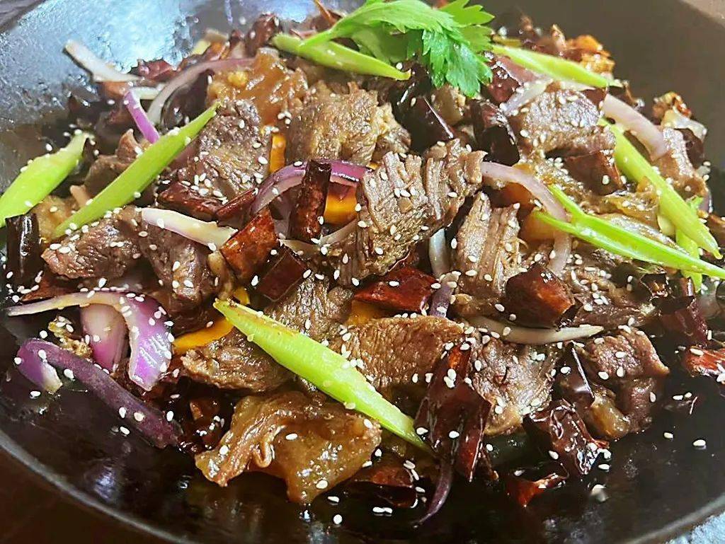 干锅牛肉味厚香浓牛肉的鲜嫩与麻辣的底料完美融合香辣过瘾不容错过除