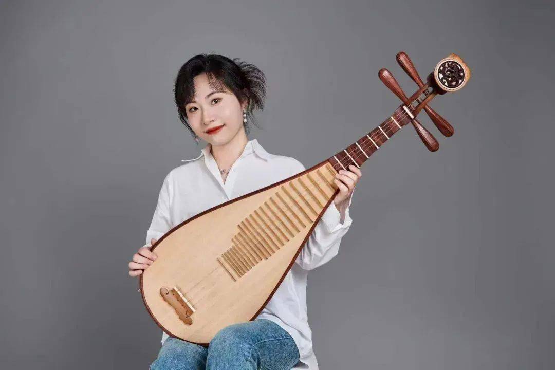 王雪自6岁开始习琴,附中就读于陕西省艺术学院师从崔岳老师,本科以