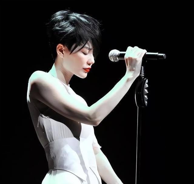 53岁王菲近况曝光颜值下滑皮肤松弛,出道32年带薪休假17年太红了_音乐