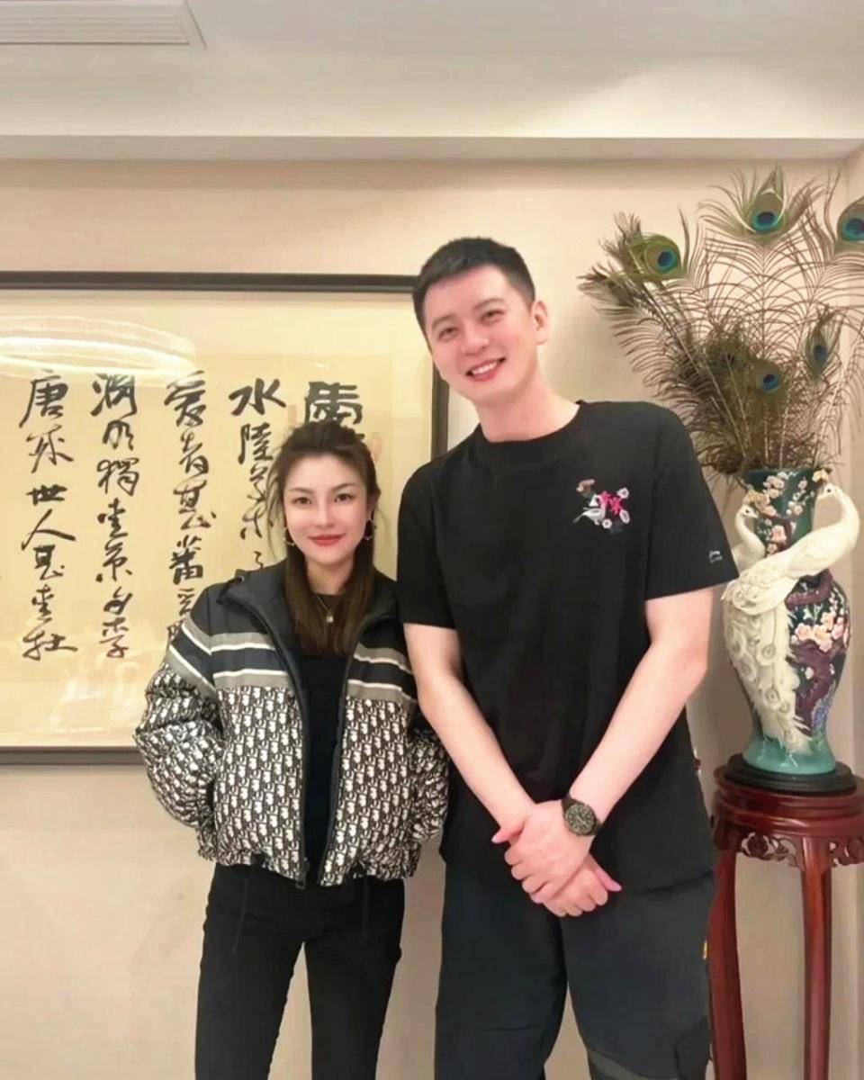 辽宁篮球教练杨鸣老婆图片