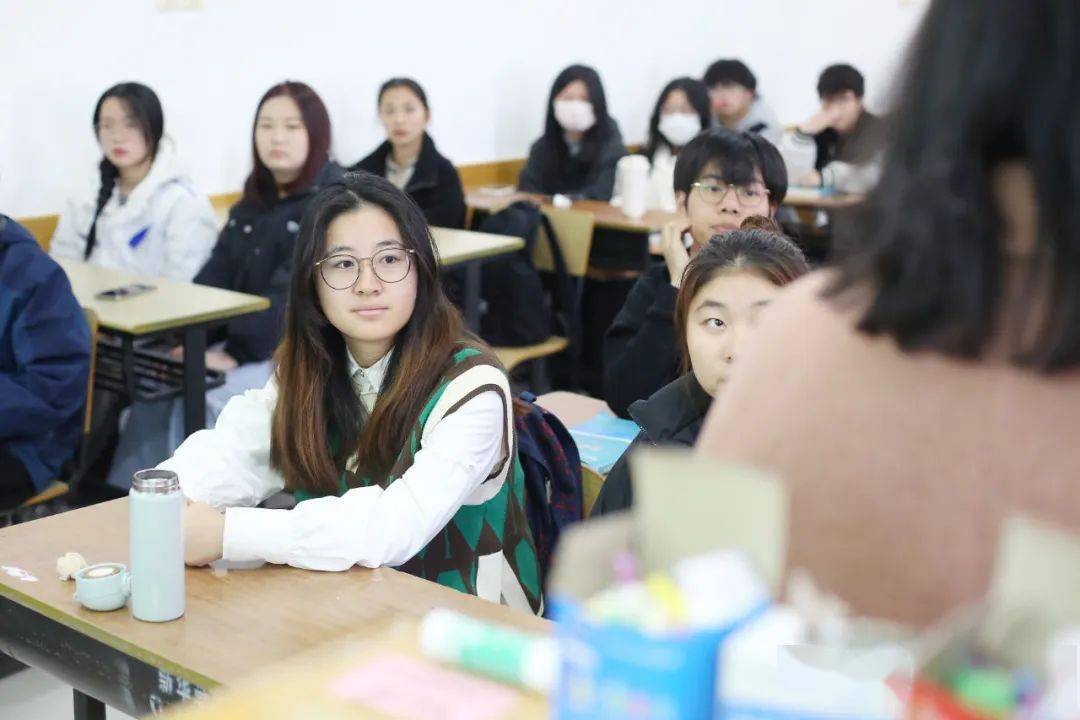 李苗老师召集班级开班会实则需要辅导员付出许多精力去准备开好一堂