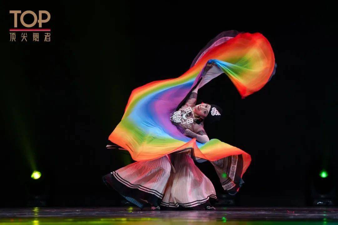 何燕利 19~30岁b组《五彩彝裳》郭艺涵 16~18岁组《潮汐》文奥林 13