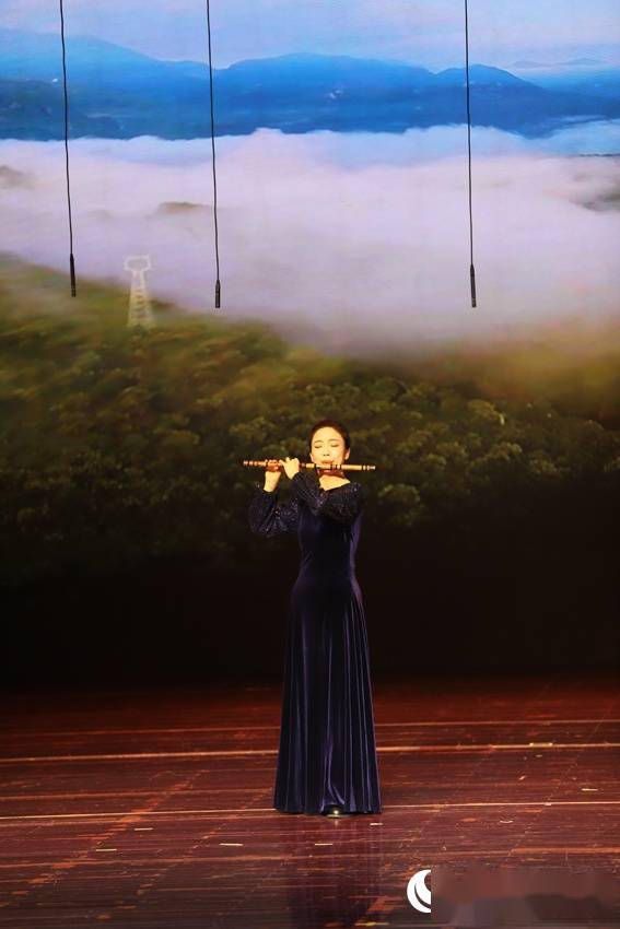 冯天石带来笛子独奏《秦川情》