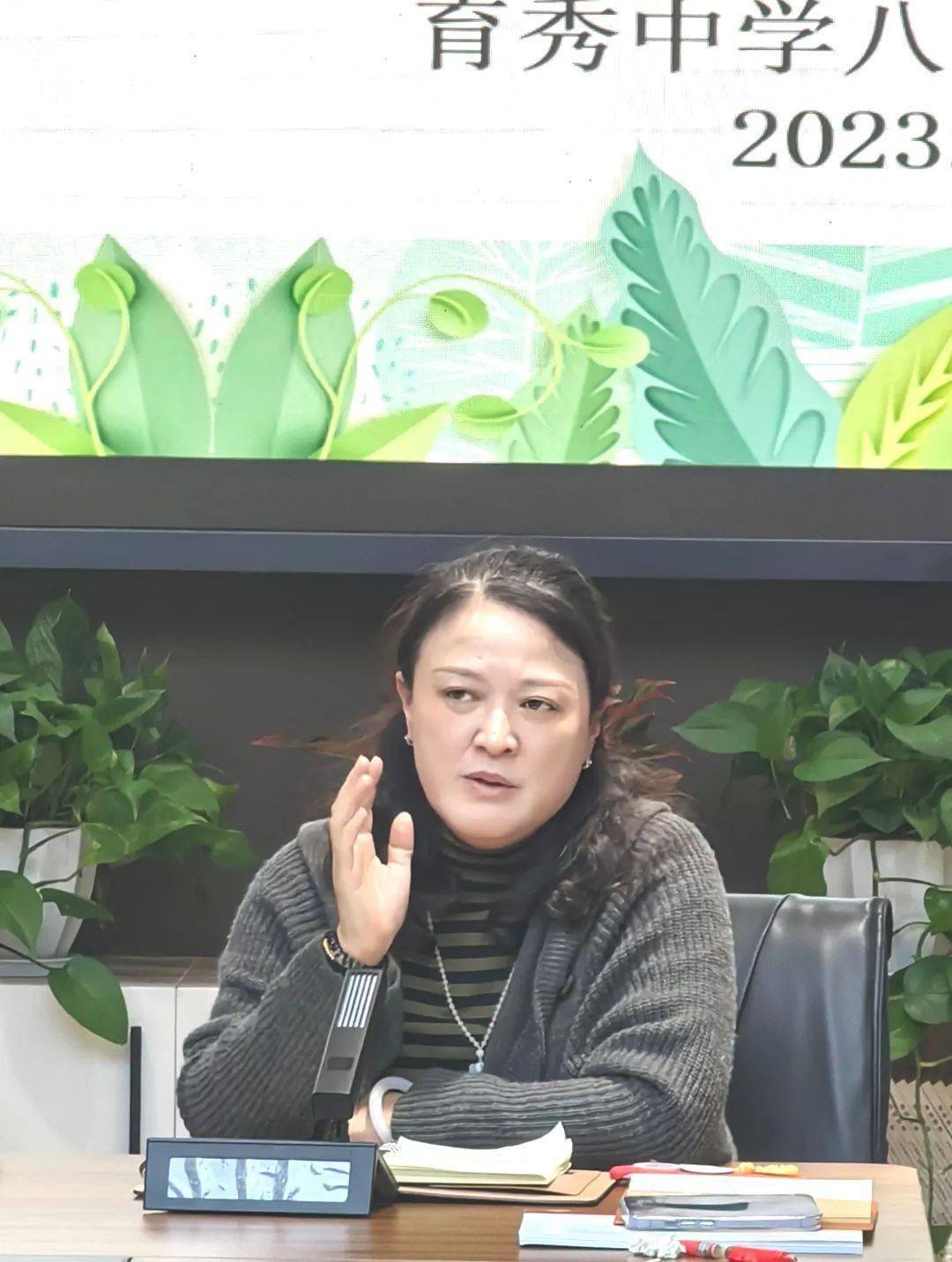 校长王英充分肯定了八年级组老师的工作.