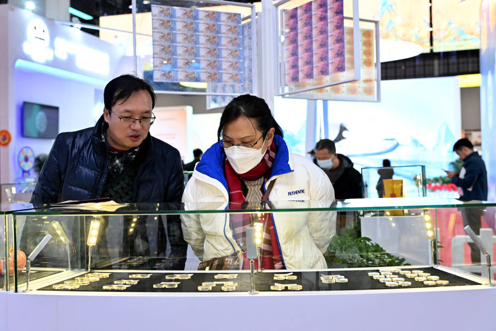 2023北京国际钱币博览会在京开幕_新华社_李鑫_参观者