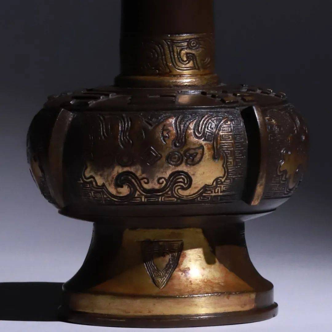 lot 464明 局部鎏金螭龙饕餮纹投壶l:16 w:15 h:40起拍价:jpy 30000
