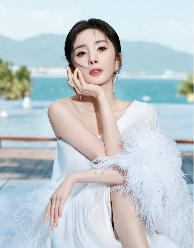 杨幂私下聚会"陪酒照"曝光,素颜难掩高颜值,发际线却有点高耸_徐悠悠