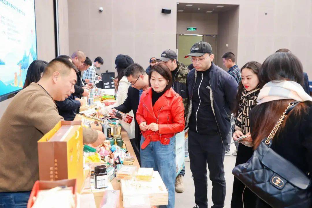 辅以松潘特色农特产品现场展出,让在场全体人员眼睛一亮,有地胡椒