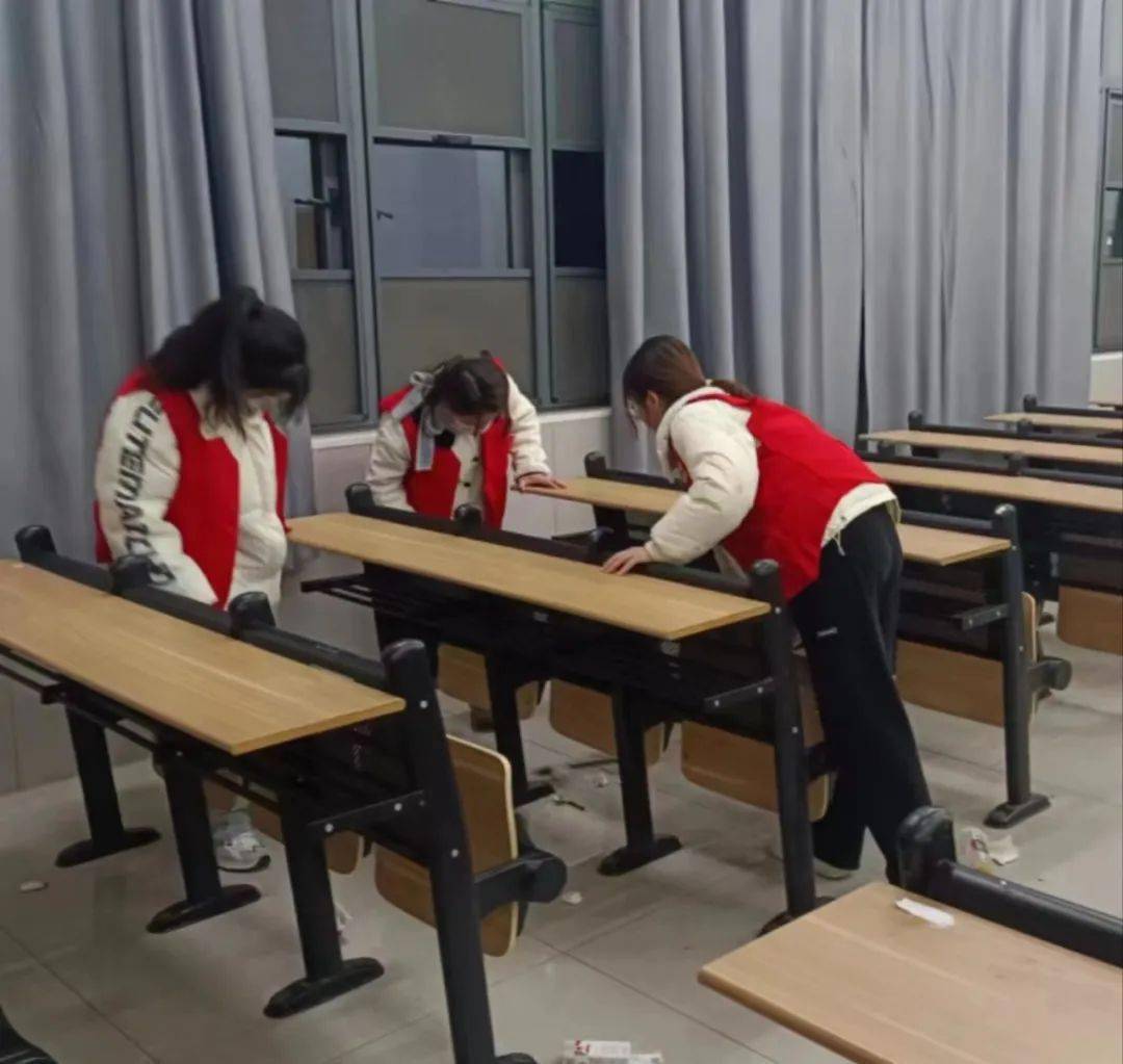 文法学院第二党支部开展教室卫生清扫志愿服务活动