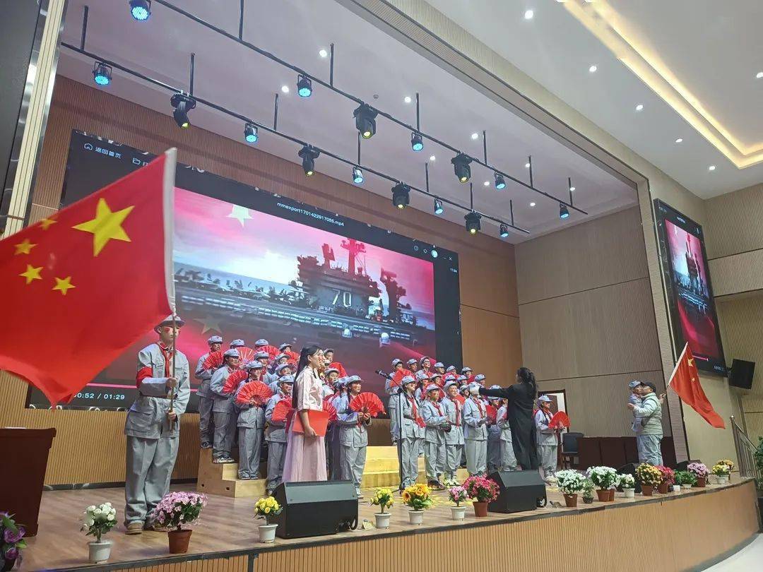 富蕴县第一中学少工委举办"红歌嘹亮,唱响新时代" 爱国主义歌曲演唱