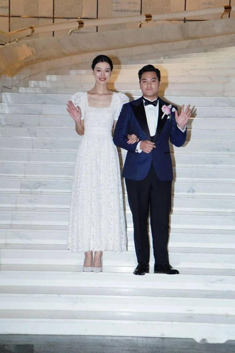 张艾嘉之子与超模游天翼举行婚礼 现场热吻太甜蜜_王令尘_来源_娱乐