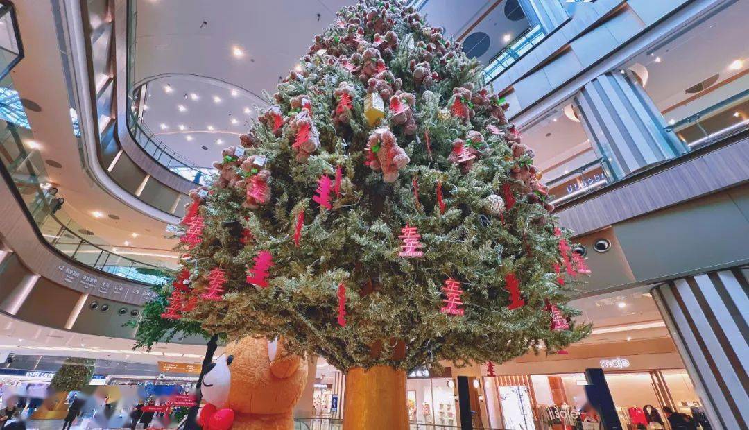 热情邀约的熊宝管家高达7米的圣诞树,攀满了数百只绿宝石熊坐拥英伦