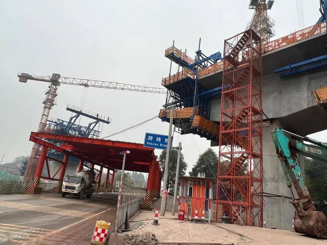 "成达万高铁资阳段,跨321国道的跨线桥现场机器轰鸣,干得热火朝天!