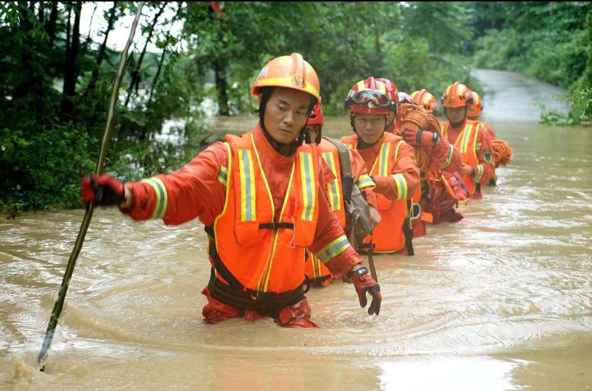 当年被退伍兵救下的15岁少年,成了在地震中救出125条生命的消防员