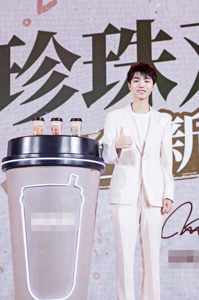 王俊凯请粉丝喝奶茶,温馨场面感动人心_活动_偶像_支持