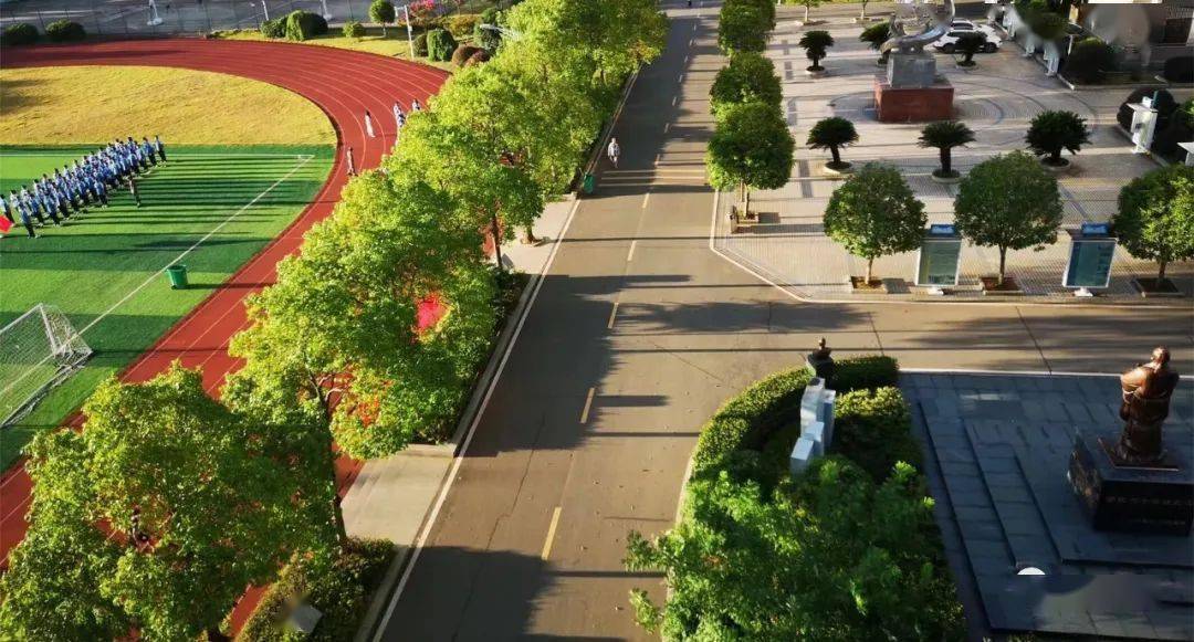 浏阳市第八中学冬色悄悄爬进校园大路两旁是时间给予的发色落叶铺满