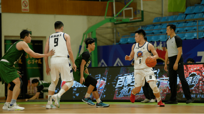 于翔接球出手3分命中,沈子然接队友传球完成了一记单手批扣;台湾队27