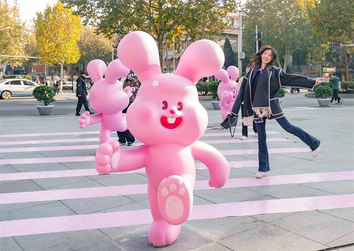 武汉汉口街头的粉色兔和啵啵龙给人带来快乐_乔乔_人们_艺术展