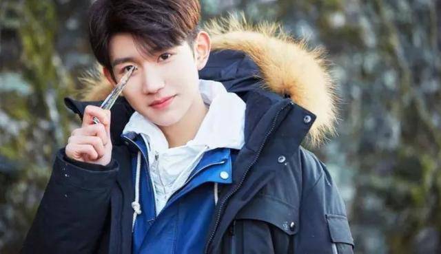 王源被曝私生活混乱，与绯闻女友多次约会细节被曝光！