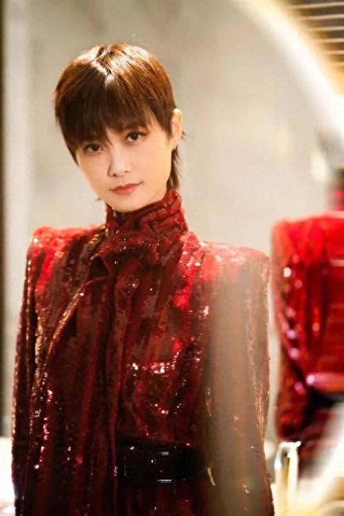 李宇春国外红毯大放异彩,孔雀裙搭配"铜钱头"引领时尚潮流_总能_歌词