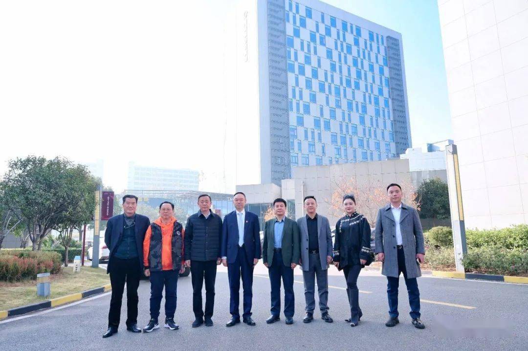 冯新一行在邝远平和华人集团副总裁,炎黄集团董事,副总裁梁云介绍下