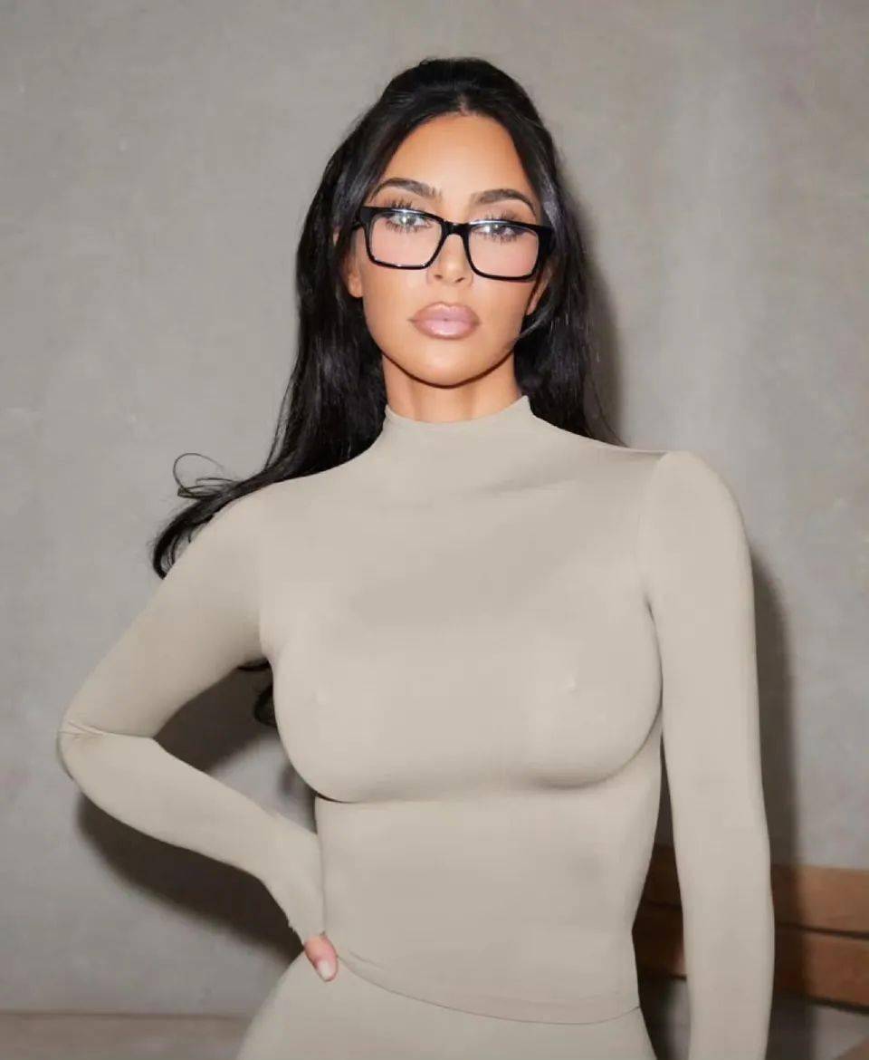 金.卡戴珊真会玩儿,这是满足了欧美人的性感审美!