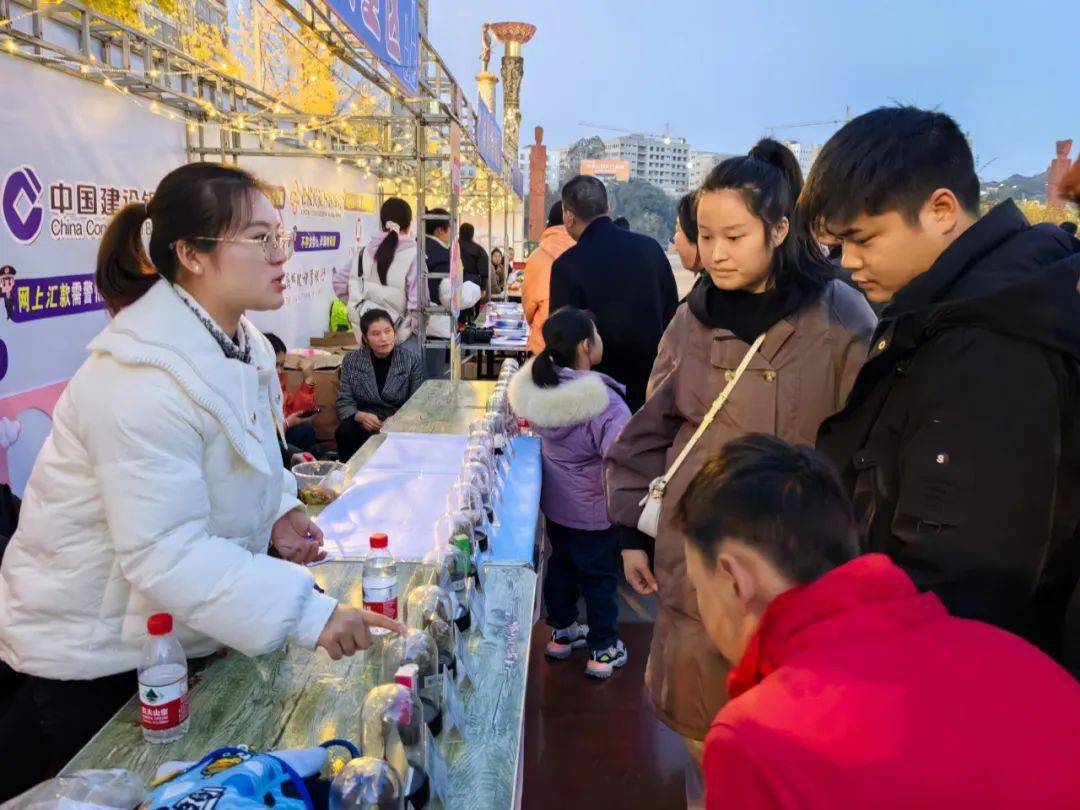 铜仁市松桃县:逛夜市,听音乐,这场反诈禁毒宣传很受欢迎_群众_答题