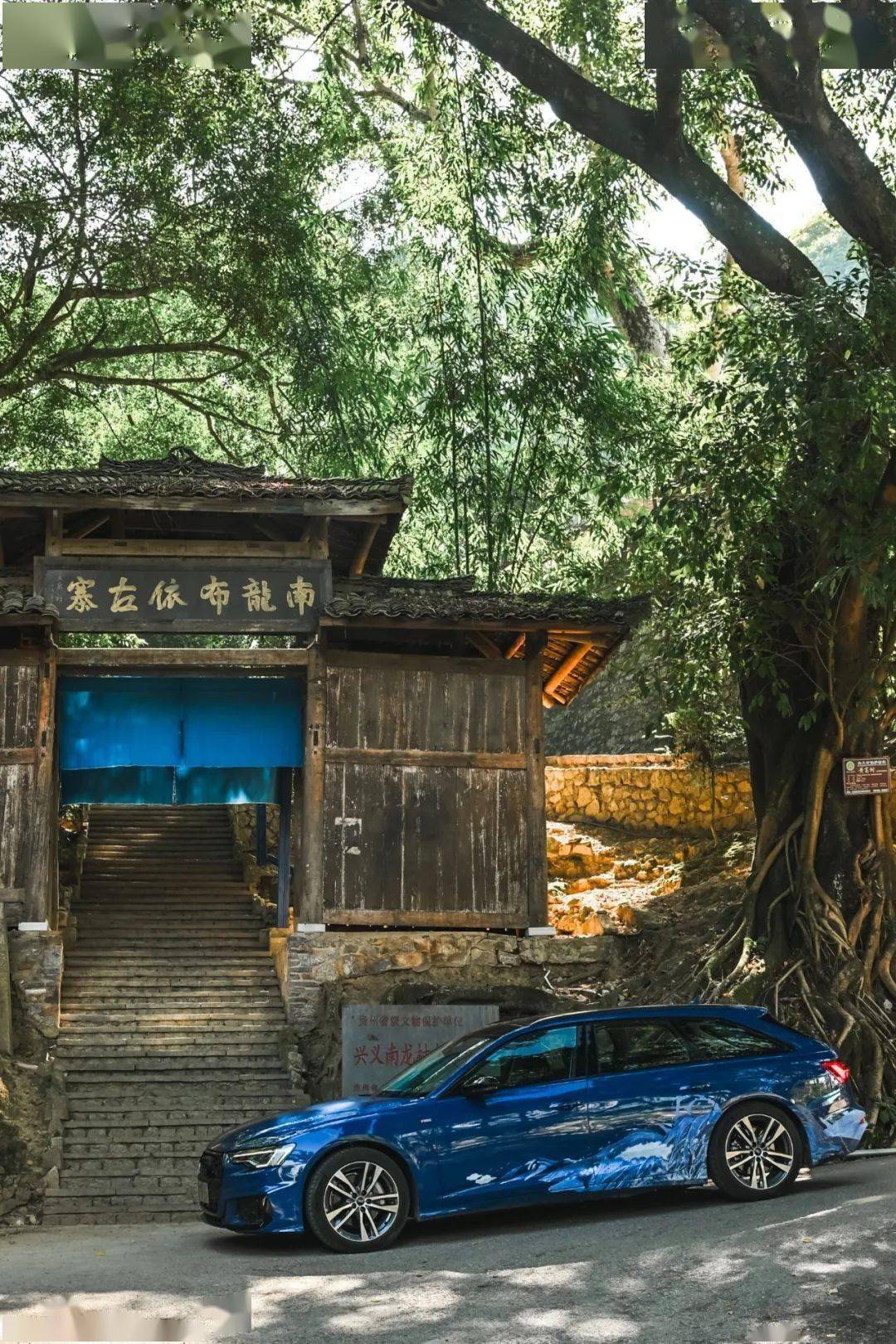 苗族当代艺术家alei以不同层次的蓝染技艺营造了"大地之蓝"艺术现场