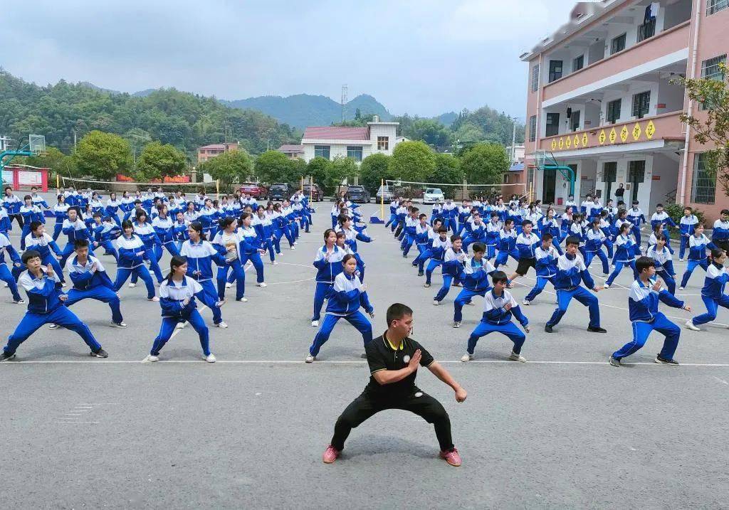 新化县琅塘镇杨木洲中学学生正在练习武术操"吼,哈!