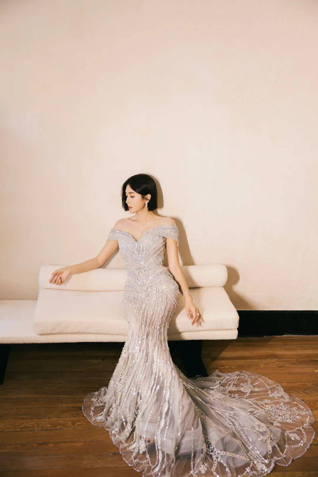 你的精神内耗,需要秦岚来缝缝补补_西装_套装_外套