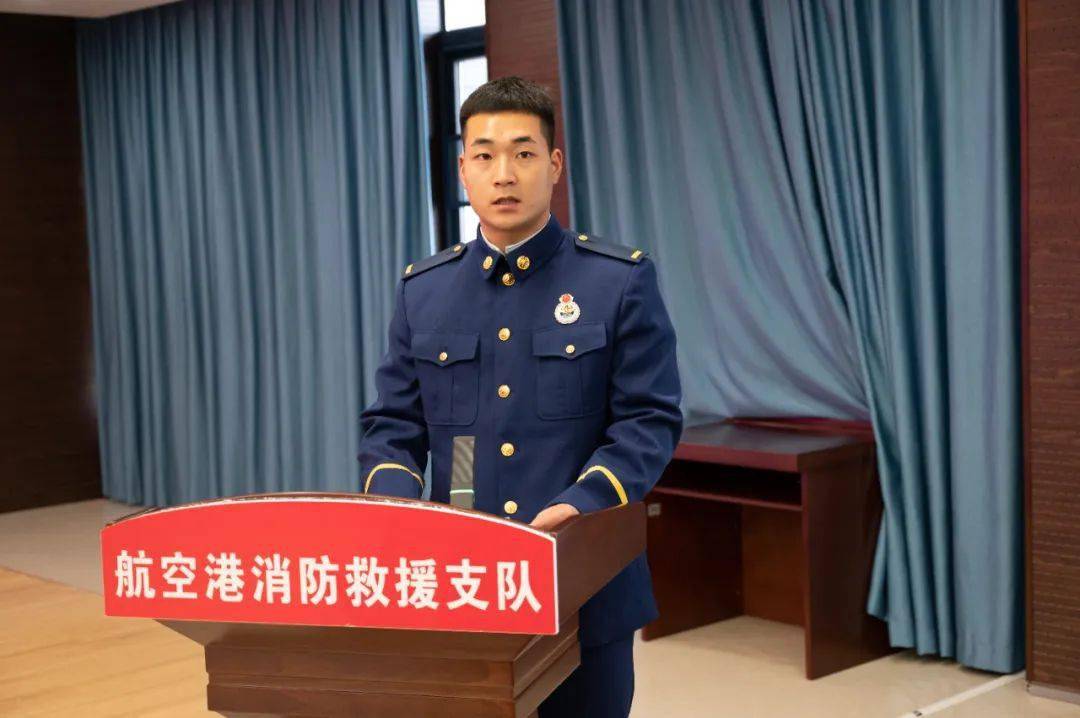 与会领导为新消防员代表颁发了授衔命令状,新授衔消防员代表林豪杰