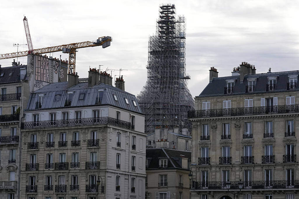 法媒:巴黎圣母院复刻铅顶引发污染担忧,多个协会与组织进行抗议_屋顶