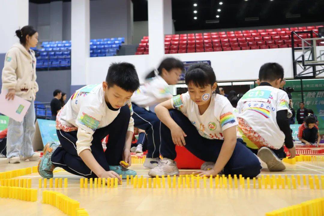 江海区举办首届中小学多米诺骨牌大赛_挑战_比赛_活动
