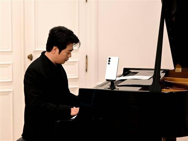 郎朗巴黎演奏 钢琴上的魅族21亮了：一体纯白太吸睛(图1)