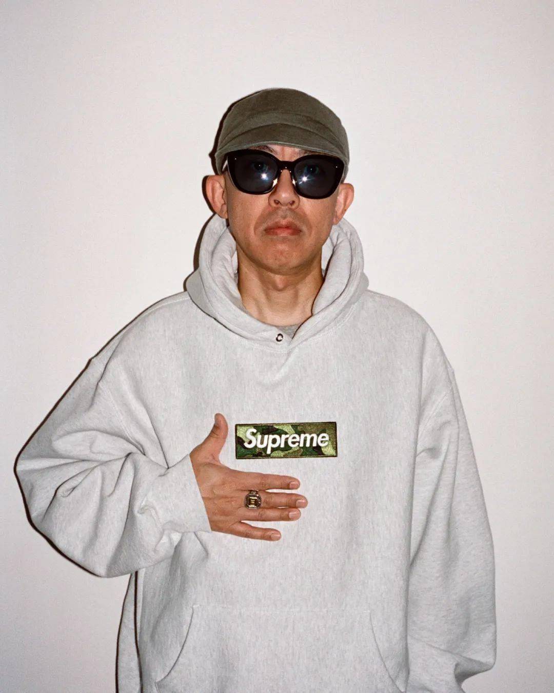 时隔26 年，NIGO 再次上身Supreme 帽衫！_手机搜狐网