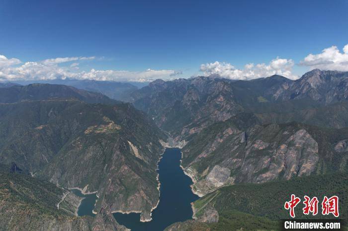 圖為雅礱江錦屏一級水電站大壩和陡峻的錦屏山.雅礱江公司供圖