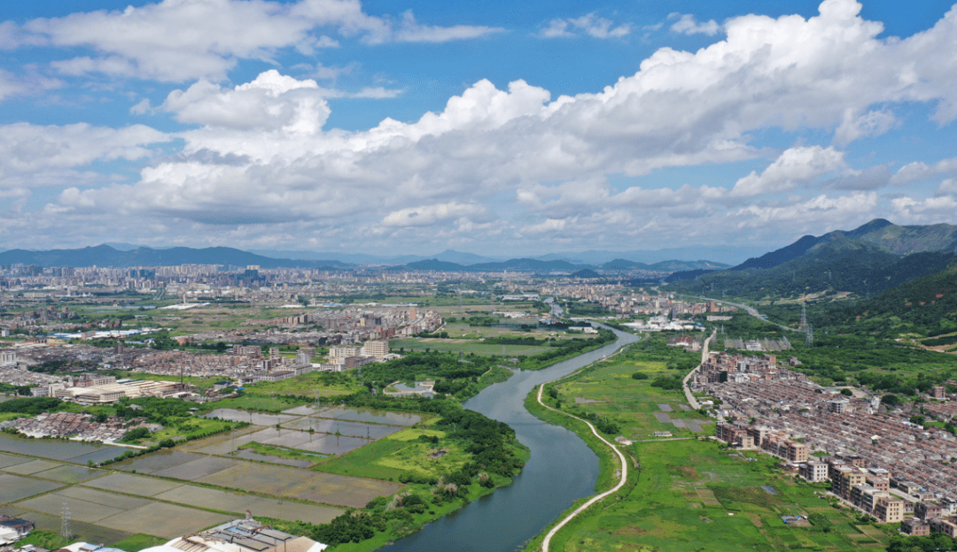 阶段来,占陇镇深入贯彻落实市委,市政府的工作部署,围绕普宁市土地卫